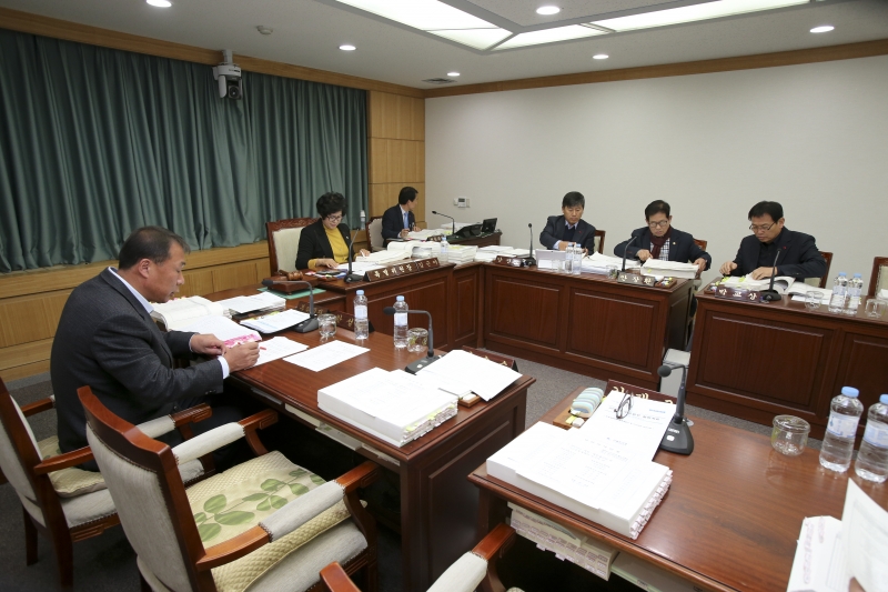 20161214-047[AP7U3309-제209회 정례회 예산결산특별위원회 2017년도 세입세출예산안 심사활동.jpg