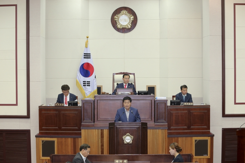 20170512-019[AP7U1062-제213회 임시회 제1차 본회의시 안주찬 의회운영위원장 예산결산위원회 구성결의안 제안설명.JPG