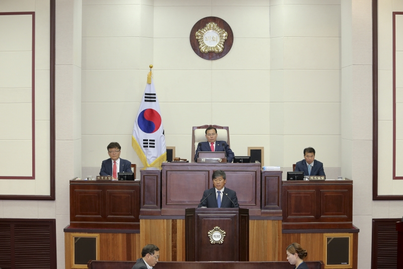 20170512-030[AP7U1082-제213회 임시회 제1차 본회의시 예산결산특별위원장에 호선된 양진오 의원 인사.JPG