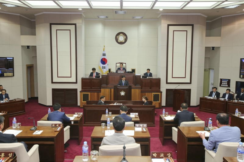 20170512-031[AP7U1083-제213회 임시회 제1차 본회의시 예산결산특별위원장에 호선된 양진오 의원 인사.JPG