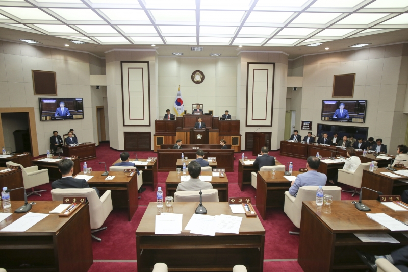 20170512-032[AP7U1085-제213회 임시회 제1차 본회의시 예산결산특별위원장에 호선된 양진오 의원 인사.JPG