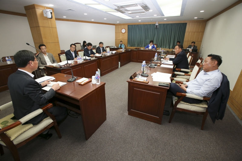 20170515-030[AP7U1593-제213회 임시회 산업건설위원회 조례안 심사활동.JPG