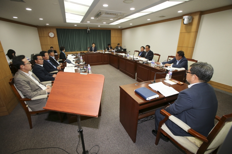 20170516-033[AP7U1683-제213회 임시회 산업건설위원회 2017년도 제1회 추가경정예산안 예비심사.JPG