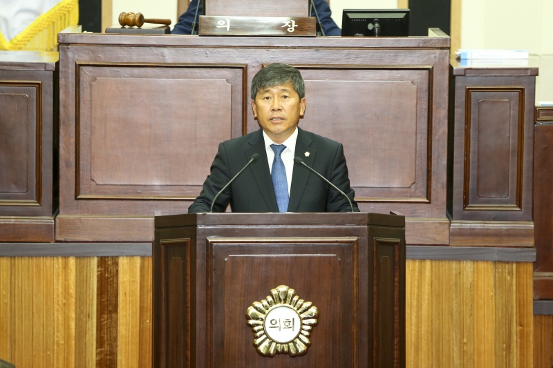 20170522-028[AP7U1855-제213회 임시회 제2차 본회의시 양진오 예산결산특별위원장 예특위 활동 결과보고.JPG
