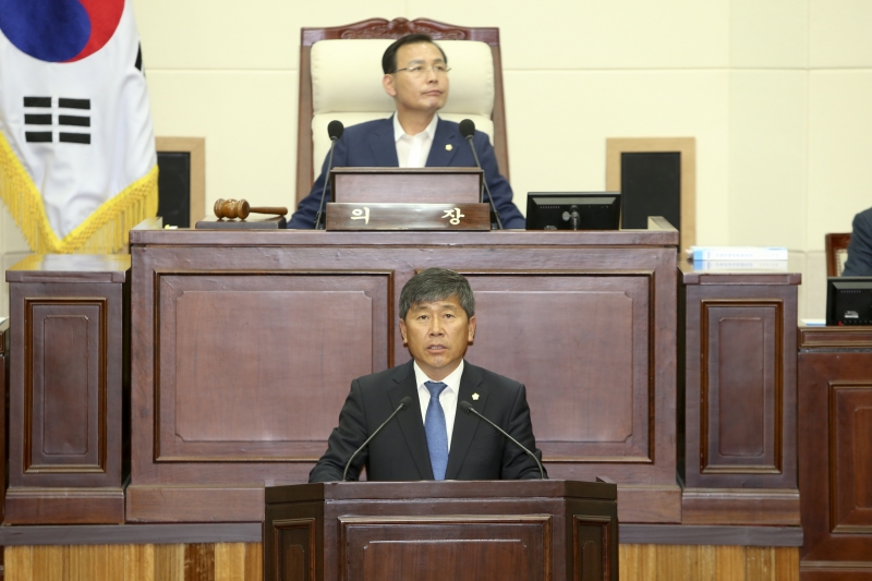 20170522-030[AP7U1859-제213회 임시회 제2차 본회의시 양진오 예산결산특별위원장 예특위 활동 결과보고.JPG