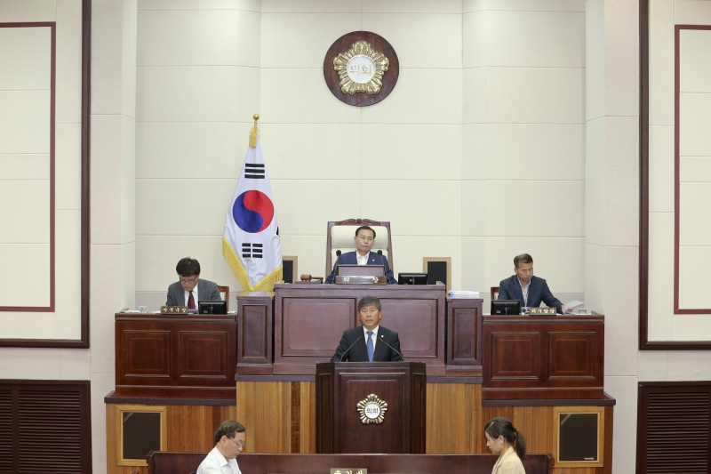 20170522-031[AP7U1863-제213회 임시회 제2차 본회의시 양진오 예산결산특별위원장 예특위 활동 결과보고.JPG