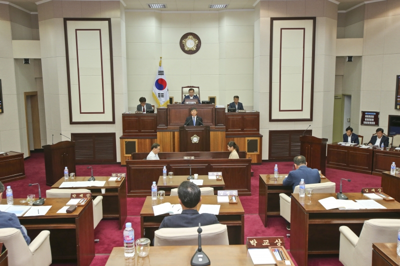 20170522-034[AP7U1869-제213회 임시회 제2차 본회의시 양진오 예산결산특별위원장 예특위 활동 결과보고.JPG