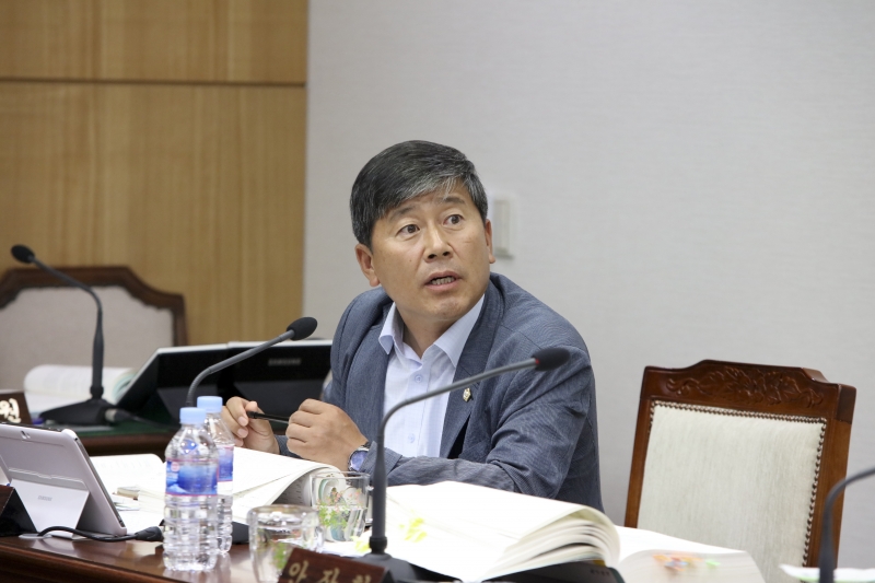 20170622-024[IMG_7536-제214회 정례회 예산결산특별위원회  2016 회계년도 세입세출결산승인안 심사활동.JPG