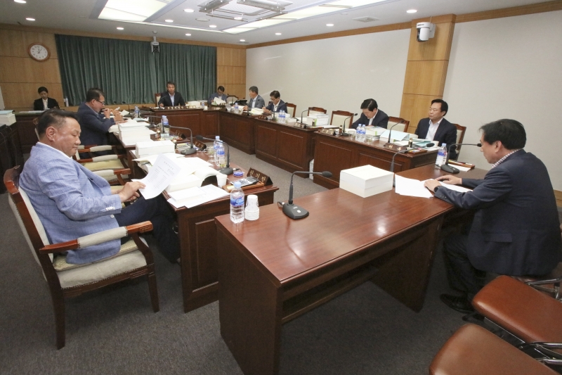 20170622-030[IMG_7548-제214회 정례회 예산결산특별위원회  2016 회계년도 세입세출결산승인안 심사활동.JPG