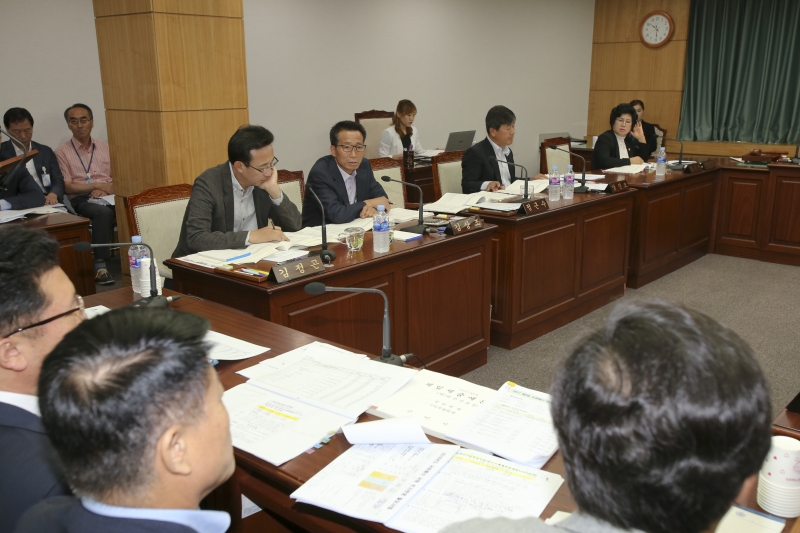 20170908-013[AP7U5345-제216회 임시회 산업건설위원회 제2회 추경예산안 예비심사.JPG