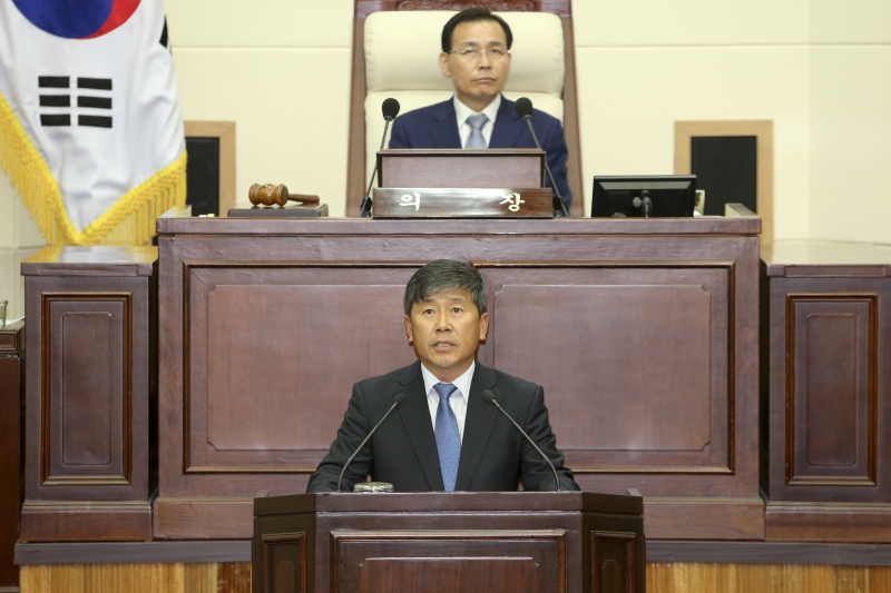 20171020-014[AP7U7867-제217회 임시회 제1차본회의시 양진오 의원 시정질문 출석요구 제안설명.JPG