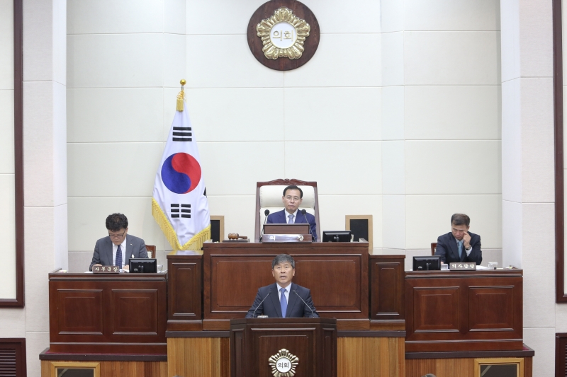 20171020-016[AP7U7871-제217회 임시회 제1차본회의시 양진오 의원 시정질문 출석요구 제안설명.JPG