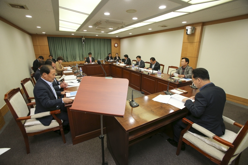 20171023-015[AP7U7988-제217회 임시회 기획행정위원회 조례안 심사활동.JPG