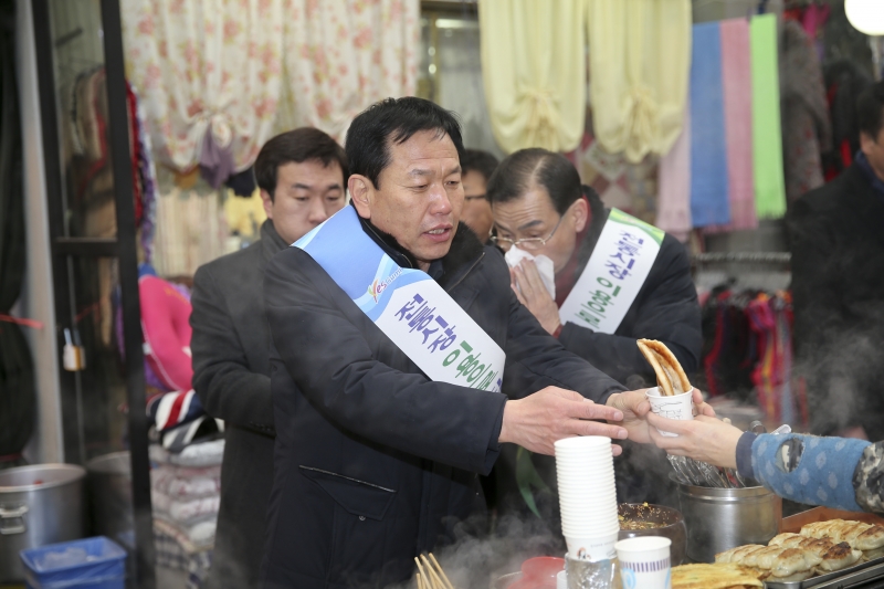 20180208-016[AP7U2465-설맞이 전통시장 장보기 행사.JPG