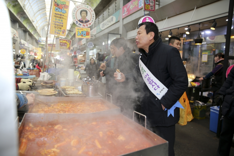 20180208-019[AP7U2470-설맞이 전통시장 장보기 행사.JPG