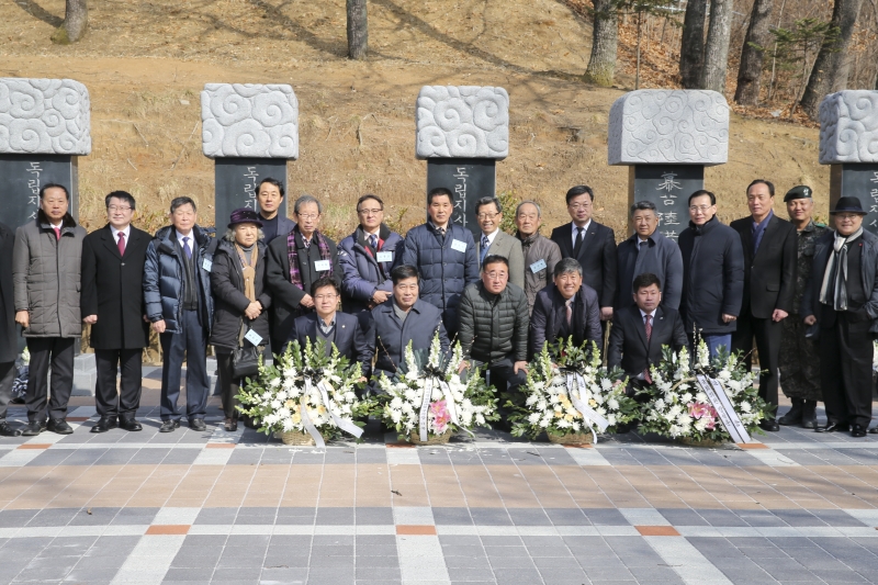 20180301-054[AP7U2910-3.1절 기념 선산 독립유공자비 13위 추념.JPG