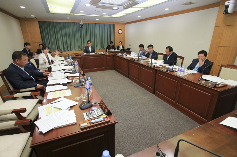 20180426-016[AP7U5214-제221회 임시회 기획행정위원회 조례안 심사활동.JPG
