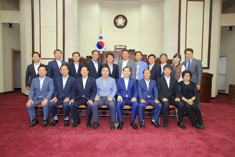 20180625-020[AP7U6240-제7대 구미시의회 폐원 기념촬영.JPG
