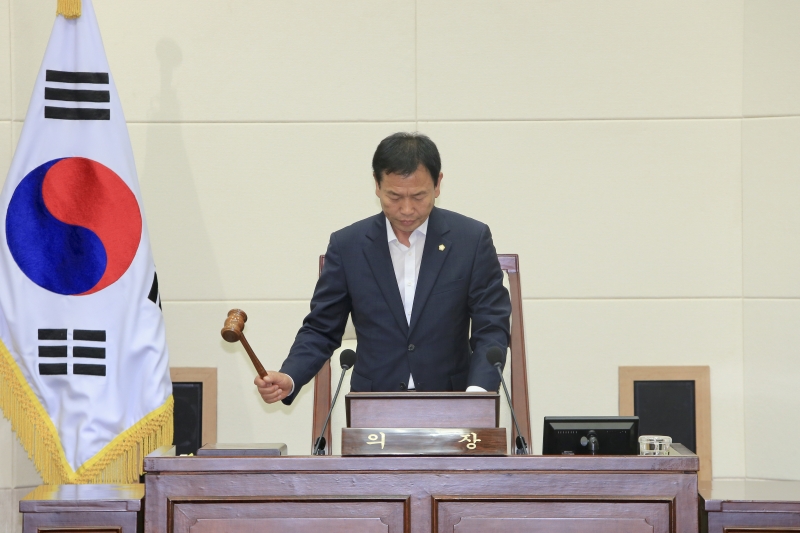 20180702-005[AP7U6477-제223회 임시회 제1차 본회의시 박교상 임시의장 회의주재.JPG
