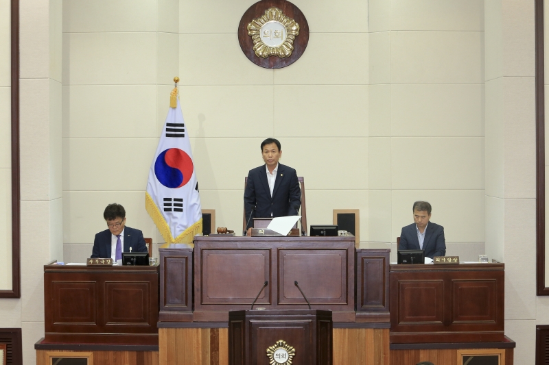 20180702-008[AP7U6481-제223회 임시회 제1차 본회의시 박교상 임시의장 회의주재.JPG