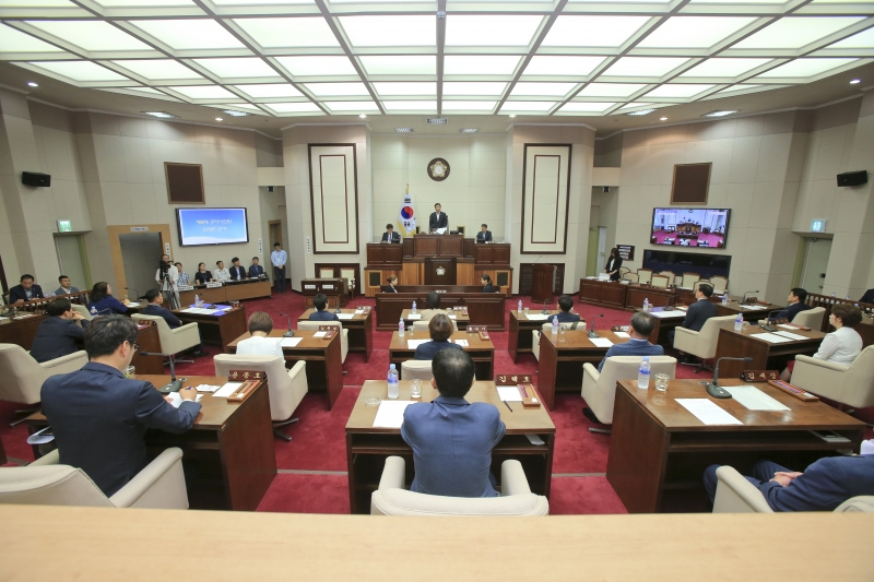 20180702-010[AP7U6484-제223회 임시회 제1차 본회의시 박교상 임시의장 회의주재.JPG