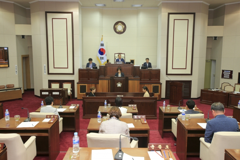 20180704-053[AP7U6916-제223회 임시회 제2차 본회의시 기획행정위원장에 당선된 김춘남 의원 당선인사.JPG