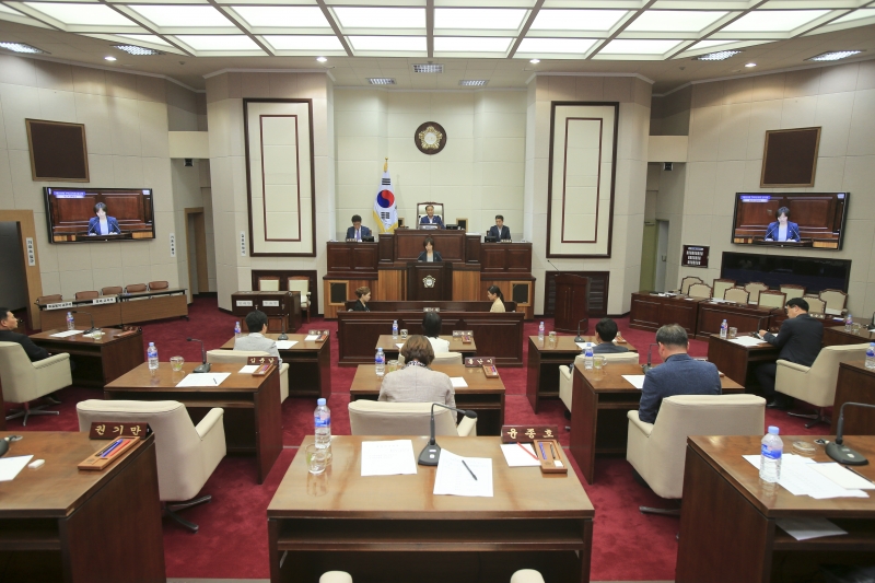 20180704-054[AP7U6917-제223회 임시회 제2차 본회의시 기획행정위원장에 당선된 김춘남 의원 당선인사.JPG