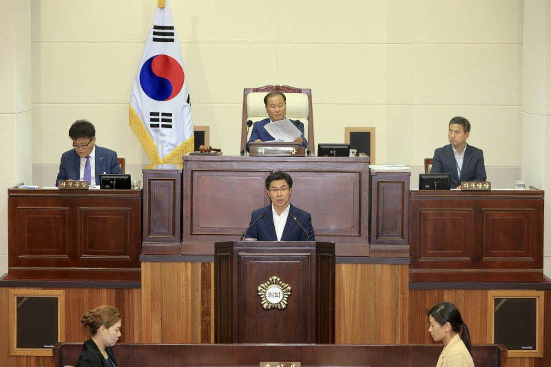 20180704-047[AP7U6904-제223회 임시회 제2차 본회의시 의회운영위원장에 당선된 강승수 의원 당선인사.JPG
