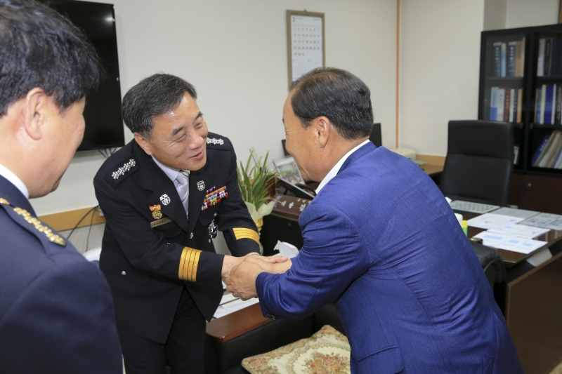 20180710-056[AP7U7457-구미소방서 서장님 일행 의장실 방문.JPG