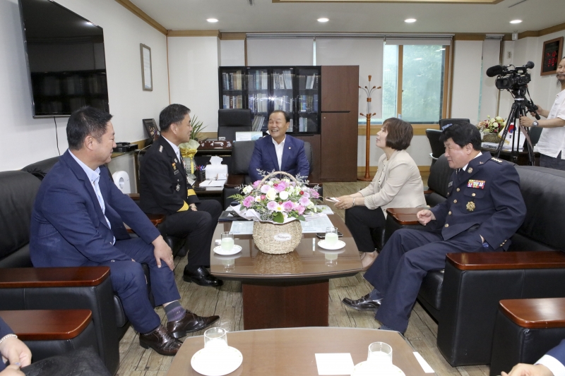 20180710-061[536A0260-구미소방서 서장님 일행 의장실 방문.JPG