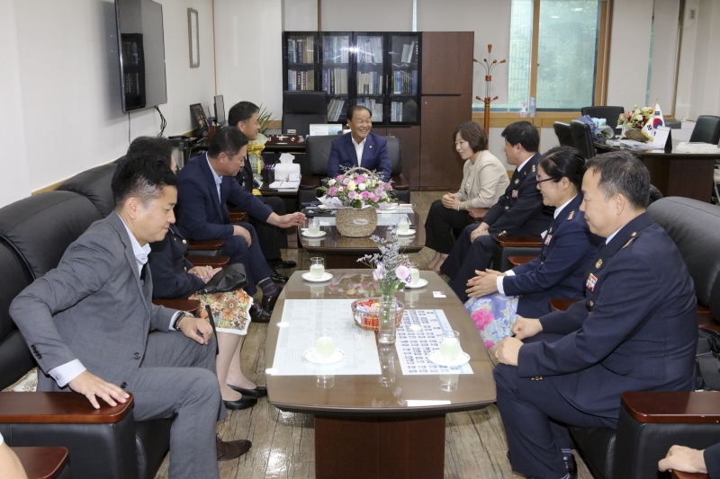 20180710-065[536A0268-구미소방서 서장님 일행 의장실 방문.JPG