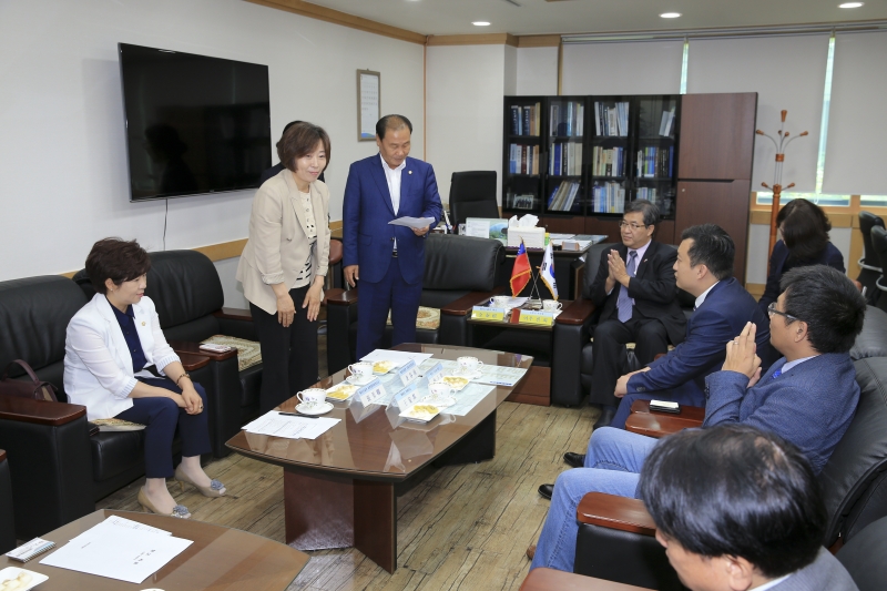 20180720-014[AP7U7718-대만 도원시 여우젠화 부시장 일행 의회 방문.JPG