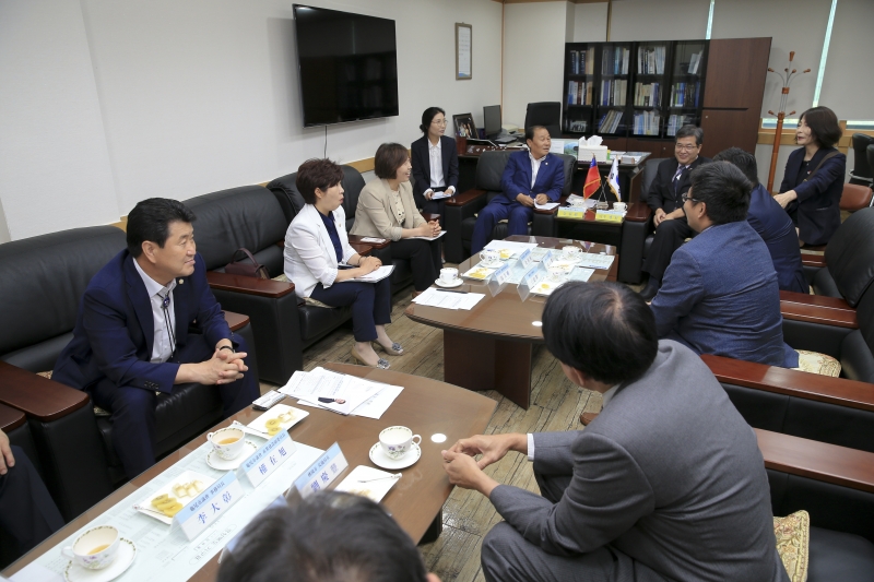 20180720-033[AP7U7718-대만 도원시 여우젠화 부시장 일행 의회 방문.JPG