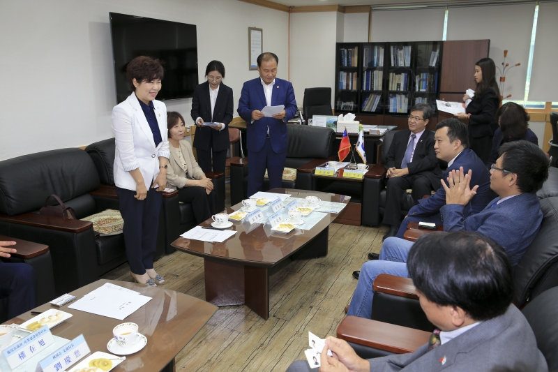 20180720-015[AP7U7718-대만 도원시 여우젠화 부시장 일행 의회 방문.JPG