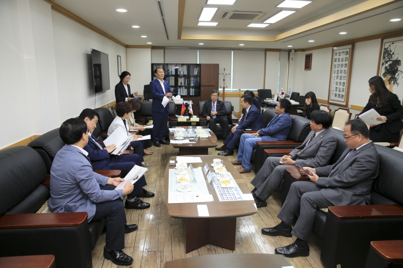20180720-020[AP7U7718-대만 도원시 여우젠화 부시장 일행 의회 방문.JPG