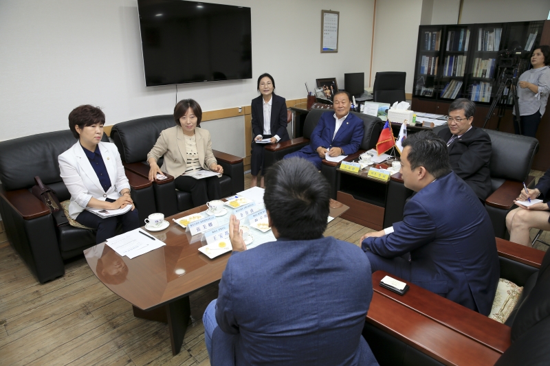 20180720-034[AP7U7718-대만 도원시 여우젠화 부시장 일행 의회 방문.JPG