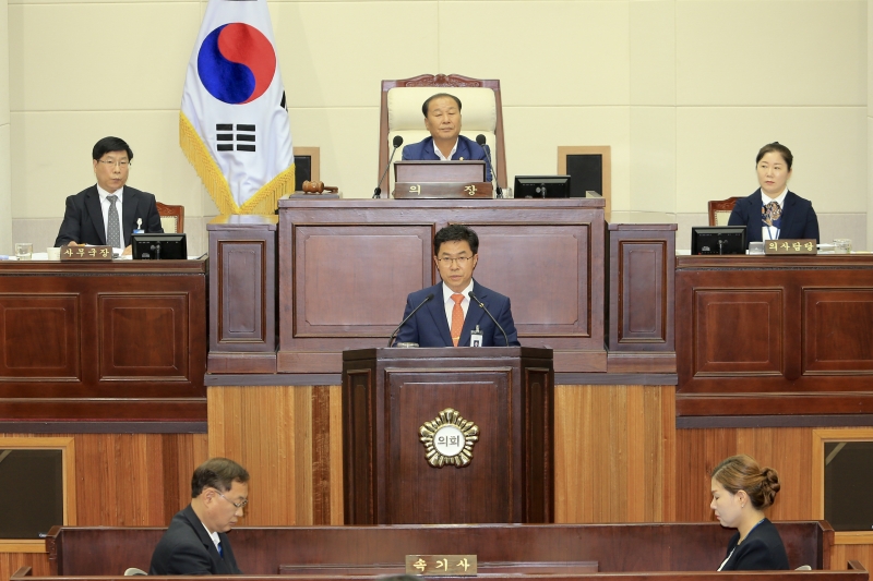 20180903-040[AP7U9816-제225회 정례회 제1차 본회의시 강승수 의회운영위원장 예결특위 구성결의안 제안설명.JPG