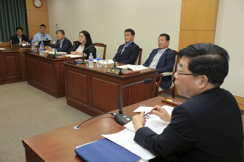20180905-021[AP7U0172-제225회 정례회 의회운영위원회 소관 행정사무감사 활동.JPG
