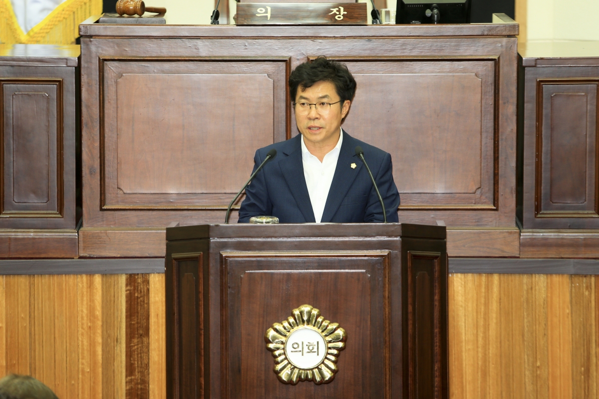 20180928-072[AP7U2072-제225회 정례회 제2차 본회의시 강승수 의회운영위원장 행정사무감사 결과보고.JPG