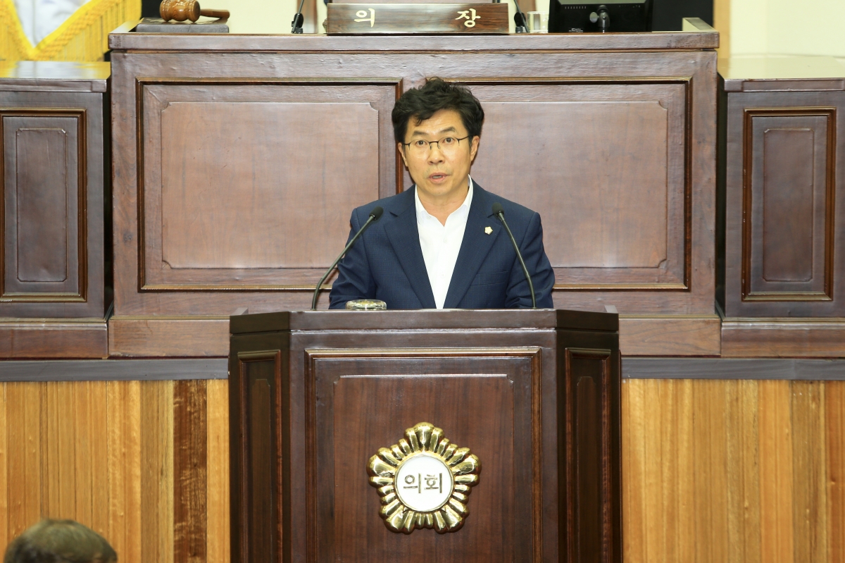 20180928-073[AP7U2073-제225회 정례회 제2차 본회의시 강승수 의회운영위원장 행정사무감사 결과보고.JPG