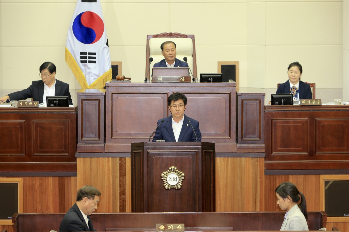 20180928-074[AP7U2075-제225회 정례회 제2차 본회의시 강승수 의회운영위원장 행정사무감사 결과보고.JPG