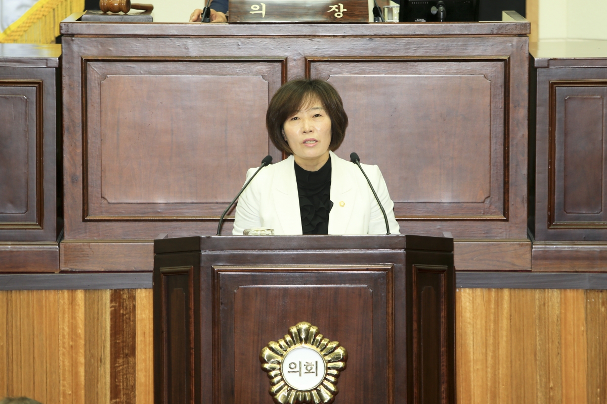 20180928-075[AP7U2076-제225회 정례회 제2차 본회의시 김춘남 기획행정위원장 행정사무감사 결과보고.JPG