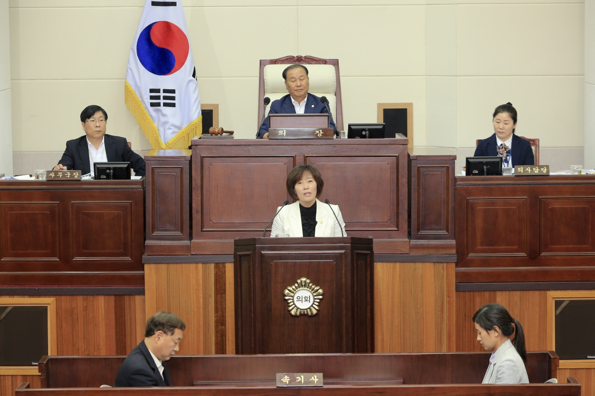 20180928-076[AP7U2081-제225회 정례회 제2차 본회의시 김춘남 기획행정위원장 행정사무감사 결과보고.JPG