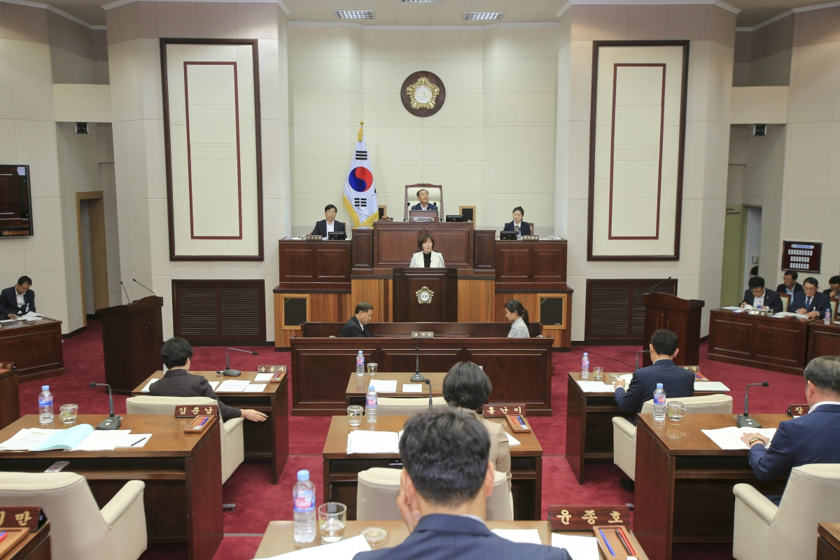 20180928-077[AP7U2083-제225회 정례회 제2차 본회의시 김춘남 기획행정위원장 행정사무감사 결과보고.JPG