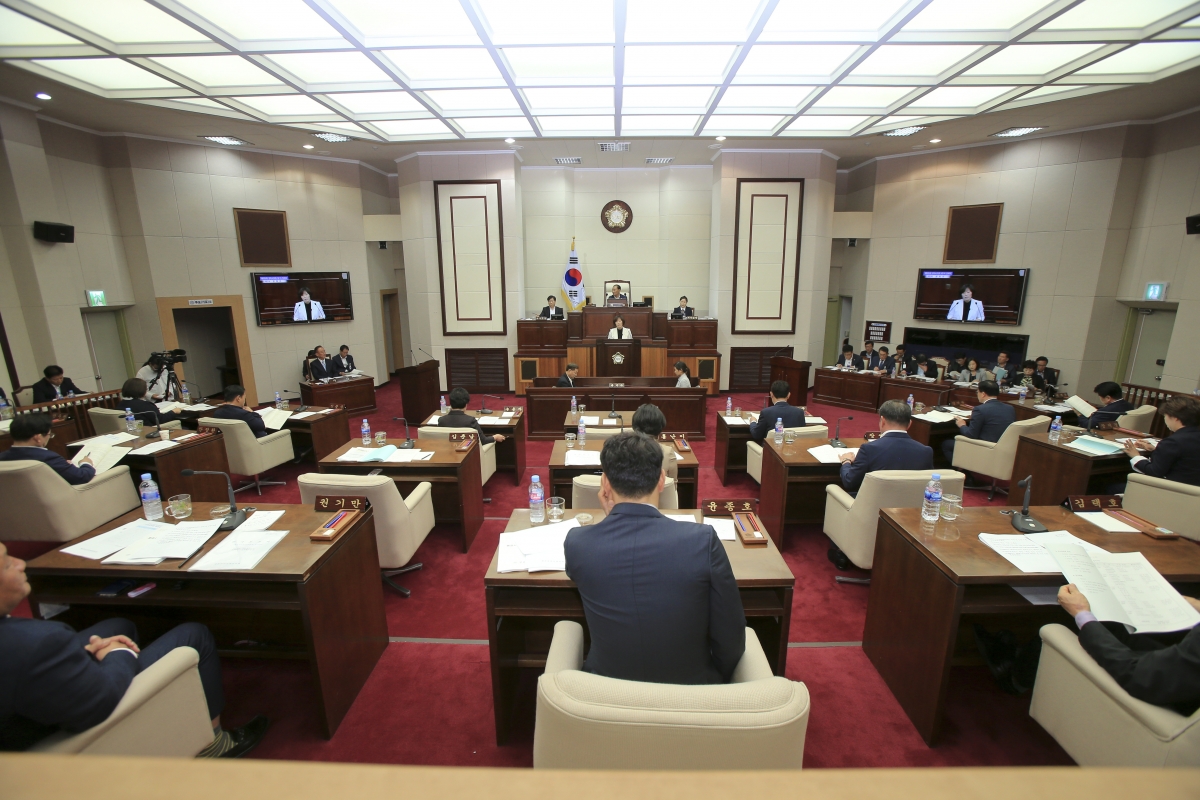 20180928-078[AP7U2086-제225회 정례회 제2차 본회의시 김춘남 기획행정위원장 행정사무감사 결과보고.JPG