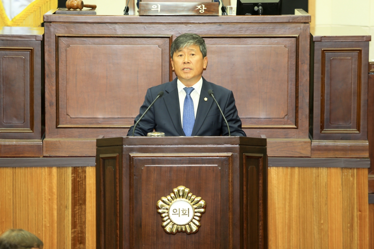 20180928-079[AP7U2087-제225회 정례회 제2차 본회의시 양진오 산업건설위원장 행정사무감사 결과보고.JPG