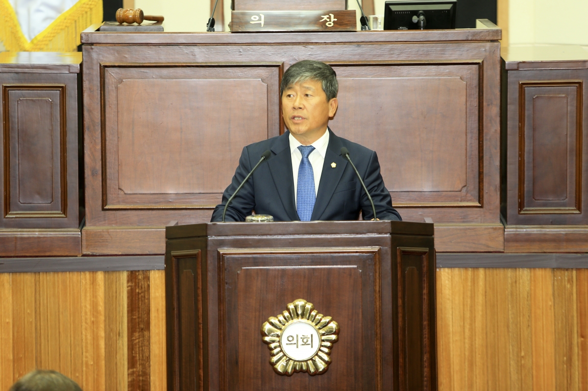 20180928-080[AP7U2090-제225회 정례회 제2차 본회의시 양진오 산업건설위원장 행정사무감사 결과보고.JPG