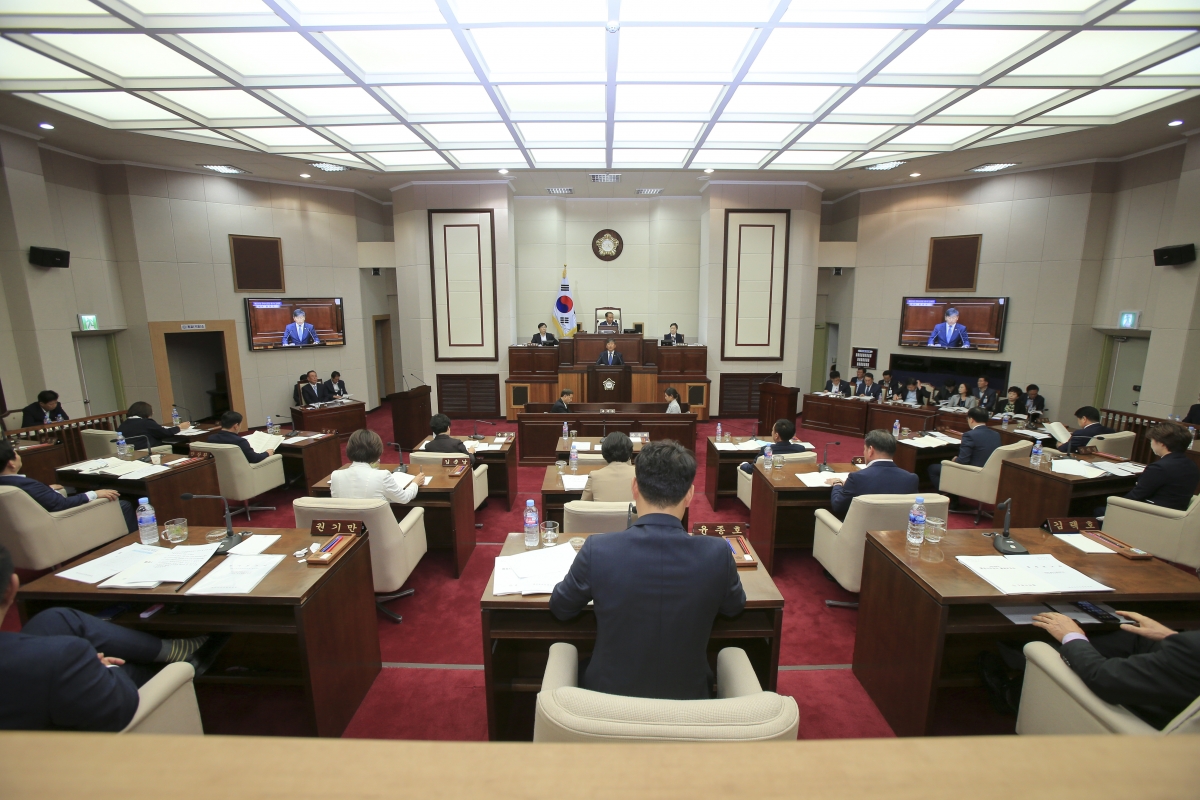 20180928-083[AP7U2096-제225회 정례회 제2차 본회의시 양진오 산업건설위원장 행정사무감사 결과보고.JPG