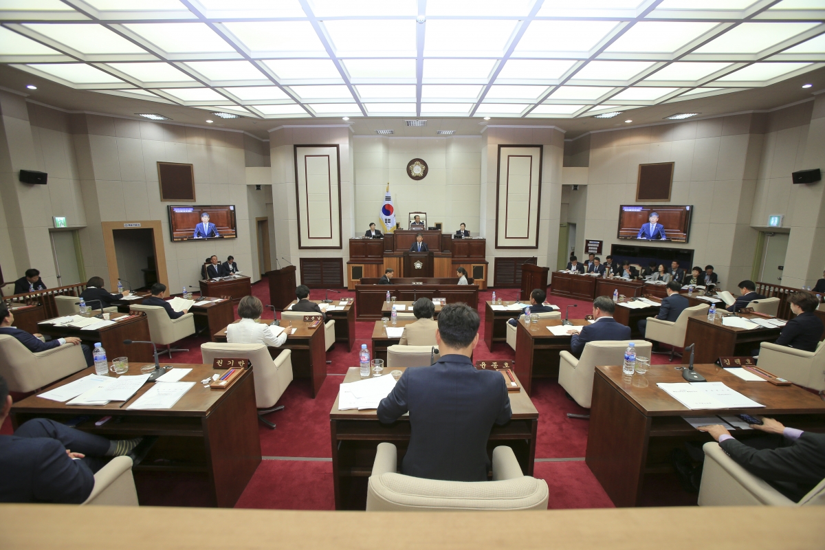 20180928-084[AP7U2097-제225회 정례회 제2차 본회의시 양진오 산업건설위원장 행정사무감사 결과보고.JPG