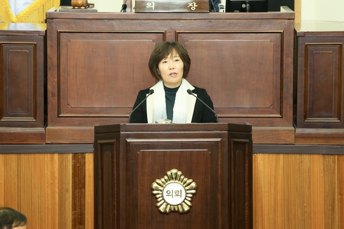 20181031-029[AP7U5475-제226회 임시회 제2차 본회의시 김춘남 기획행정위원장 상임위 활동결과보고.JPG